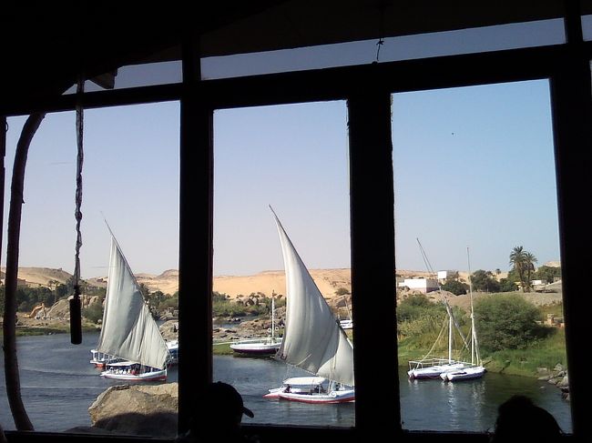 レストランの窓からの眺め。<br />アスワン名物のファルーカがいい感じ〜♪