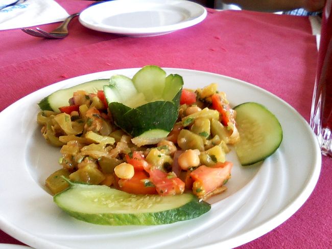 ぼんやりしてると思わず食べそうになる<br />キュウリは生野菜なので避けて･･（笑）<br /><br />この前菜はなんだろう・・・<br />とにかくエジプトな味付けて美味しくないです。。。