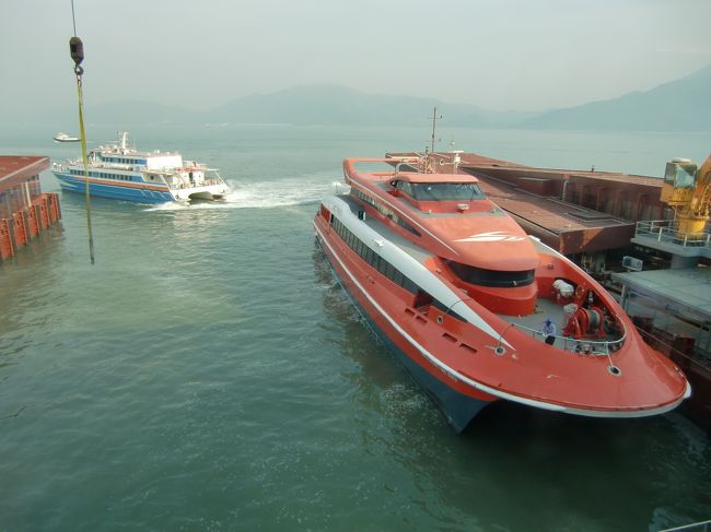 香港国際空港に到着。香港には入国せずに、空港でフェリーに乗り換えてマカオへ向かいます。