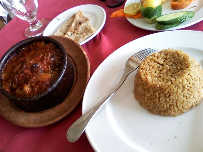 旅を続けるにつれて、<br />前菜はたいてい美味しくないことが分かってきました（笑）<br /><br />そして、メインはたいてい美味しいです♪<br />この「ターゲン（壷焼き料理）」も例に漏れず美味しかった☆<br /><br />母は魚のターゲン（左）。<br />クセがなくて食べやすいです。<br />魚料理のご飯は、サヤーディヤという味付けご飯（右）。