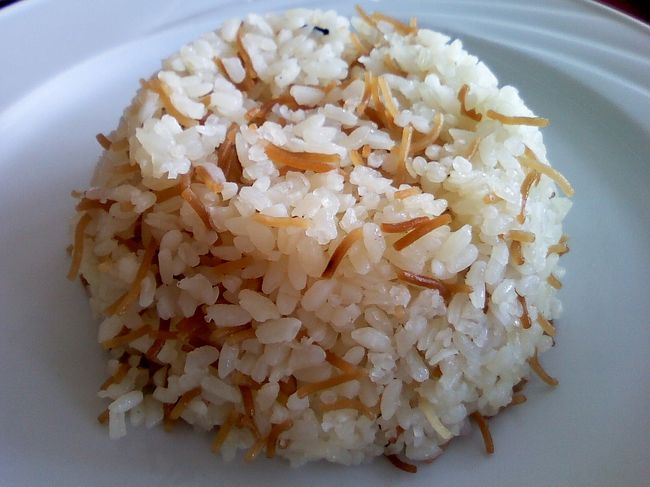 私のお肉料理のご飯は、ロズ・ビ・シャーレイヤ（パスタ入りご飯）。<br />炭水化物×炭水化物（笑）