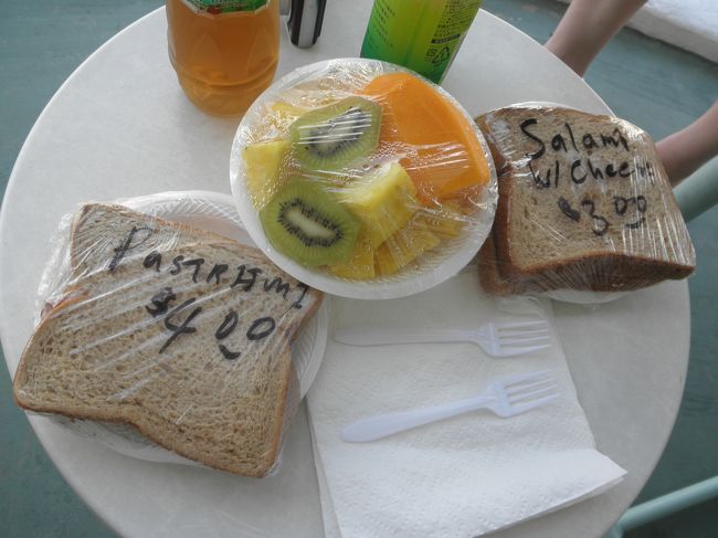 友達→サラミとチーズのサンドウィッチ<br />私→パストラミサンドウィッチ<br />で、フルーツは二人で食べました。<br /><br />パストラミは何か分からなかったんですが、ベーコンみたいでした。<br />実はツナがよかったんですが、ツナがなかったんです。<br />パストラミ、具がぎっしりで食べごたえあり☆美味しかったです！<br />あと、フルーツ！！<br />キウイとパパイヤとパイナップルでしたがめちゃくちゃ美味しかった！！<br />ハワイ滞在中にいろいろなところでフルーツを食べましたが、ココが一番でした☆<br />口コミがいいのもうなずけます。<br />