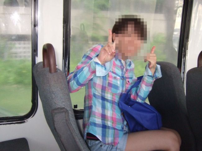 昼食後、私は酔いのおかげで体調が悪かったので少し休ませてもらいました（目を閉じると波の揺れを思い出してフワフワしながら寝ました；）<br />友達はその間お買い物へ。<br />迷惑かけて申し訳なかったデス…<br /><br />体調も良くなり、パラセイリングへ！！<br />パラセイリングの集合はデューク像前です。<br />スクリーマーかエクストリームという車がくると聞いていたので必死に探しました（笑）<br />だって向こうからは声かけてくれませんって説明されていたんだもん（笑）<br /><br />無事車がやってきたので乗り込んで出発！！<br />写真はまだ調子がいい私です。