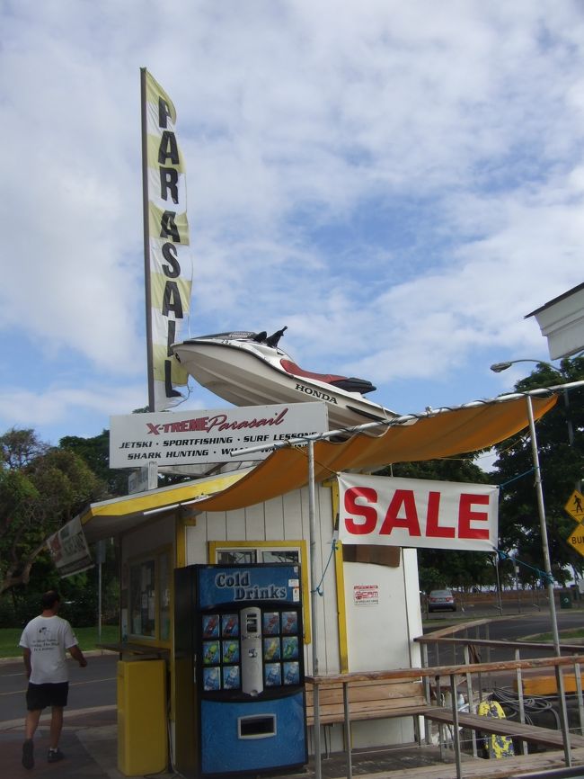 パラセイリングはワイキキ沖だったので、あっという間につきました。<br />ワードの辺りです。<br />ここから船に乗って沖へ。2人でやります。<br />私たちは150mのものでした。<br />あと、写真とってくれます。ただし有料です。<br />フイルムで35枚取りだったかな。15ドルだったと思います。<br />私たちはお金を持たずに行った為、ナシで（T T）<br />知ってたら持って行ったのに〜<br /><br />私たちは最後だったので他の人がやっているのを見ていたのですが…<br />また船酔いで…カメラ持っていたのですが一枚も撮れず（T T）<br />それでもなんとかパラセイリングをやりました（笑）<br />〈パラセイリング中〉<br />友達→キレ〜！！スゴ〜イ！！！<br />私→ウゥゥ…ウゥゥ…<br />上空は気持ちよかったですが、それ以上に酔いで（笑）<br /><br />上空から船に戻るときは海に一度入ってからかそのまま乾いた状態か選択できます。<br />私たちはもちろん『ドライプリーズ』だったのですが、お約束で海に浸けられました（笑）<br />そのおかげか？なぜか少し酔いがすっきりしたのでありました。