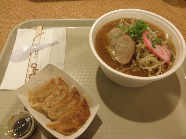 ホテルへ戻り、私は再びダウン…<br />またもや休ませてもらいました。<br />目を閉じても波の揺れが頭をぐるぐる体がフワフワ。。<br />トラウマみたいです（笑）<br />友達はアラモアナへお買い物へ。<br />ほんとにこの日は（というかいつも！？）迷惑かけっぱなしで申し訳ないデス。。<br /><br />友達がお買い物から帰ってきて夕飯を食べに行く事に。<br />ロイヤルハワイアンセンターのフードコートで済ませる事にしました。<br />友達はパンダエキスプレスで私はエゾ菊でみそラーメン。<br />みそラーメン、普通に美味しかった♪<br />なんていうか…みそだから安心というか優しいと言うかほっとすると言うか…この日の私にはぴったりでした。<br /><br />明日は友達夫妻とラニカイ！<br /><br />