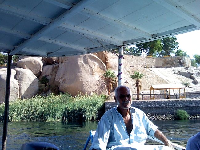 お茶目なおじいちゃん。<br />カメラを向けたらピースして、<br />母と一緒に写真に写ってくれました。<br /><br />ファルーカにのってしばらくすると、<br />このおじいちゃんが太鼓をたたき出して、<br />みんなでヌビアの民謡？「アヤナーレ」の歌を大合唱！<br /><br />みんなで手を繋いで、<br />「オーア･レ〜レ♪アヤナ〜レ♪」と歌って踊って楽しかったです。<br />舟の底が抜けるかと思った（笑）<br /><br /><br /><br />