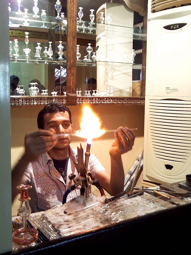 ファルーカ終了後、<br />16:00、香水瓶屋さんへ立ち寄り。<br /><br />店員さんによる実演。