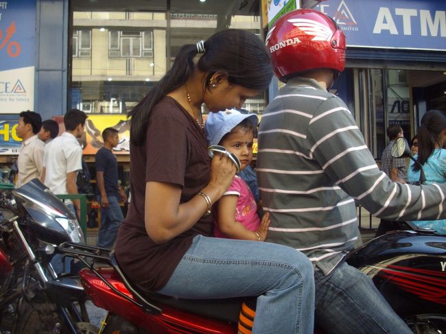 カトマンズはオートバイが多い。家族4人で乗っているのもいる。