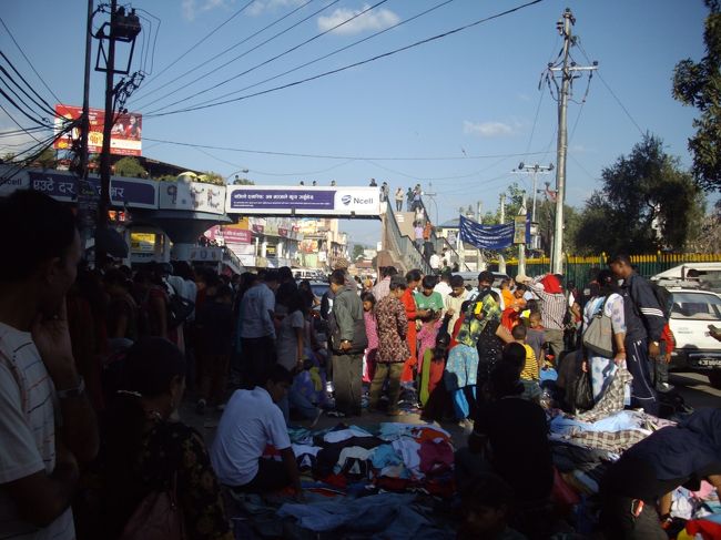 ヒンズーのお祭りで露店で古着や安物の衣服を売っていた。