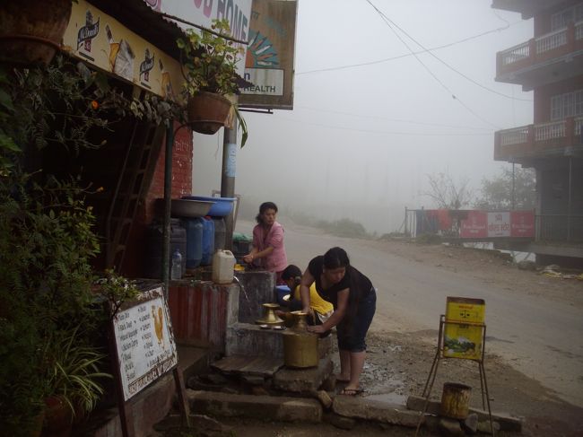 夜明けは10度以下に下がるが半袖で水汲みしている女たち