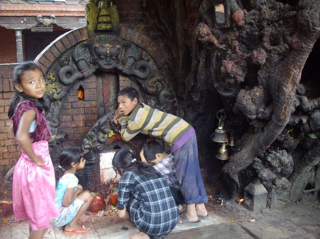 子供たちがヒンズー教の石像に祈っていた。表情が暗くおどおどしているのが気にかかった。<br />