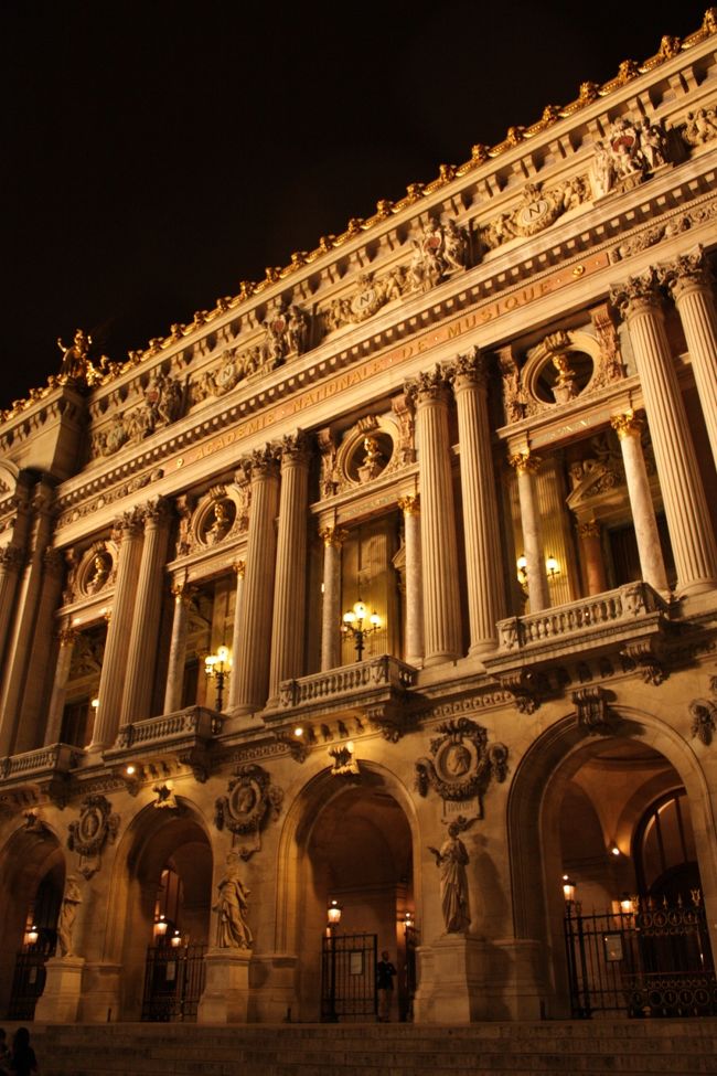 2010年9月23日(木)<br /><br />ロイヤルエアーモロッコで、パリのオルリー空港に到着したのは夜9時頃。<br /><br /><br />宿泊先はオペラ座界隈だったので、当初はバスを使おうと思っていましたが、<br />本数が少ないことと、モロッコの空港での6時間待ちが体にこたえタクシーに。<br /><br /><br />今日の朝までモロッコで値切り続けてきた私たち夫婦。<br /><br />そして、結構だまされてきた私たち夫婦。<br /><br />タクシーに乗る前から、料金や乗車時間、私たちのホテルを知っているか etc. <br />がっつり尋ねてしまいましたよ〜。<br /><br />若い運転手さんは、親切にもナビが付いていることや、メーターで料金を表示すること、だいたいの予想料金まで教えてくれました。<br /><br />疑ってゴメンよ〜。<br /><br />でも、私たちモロッコから着いたばかりでさ〜、慣れてないから許してね。