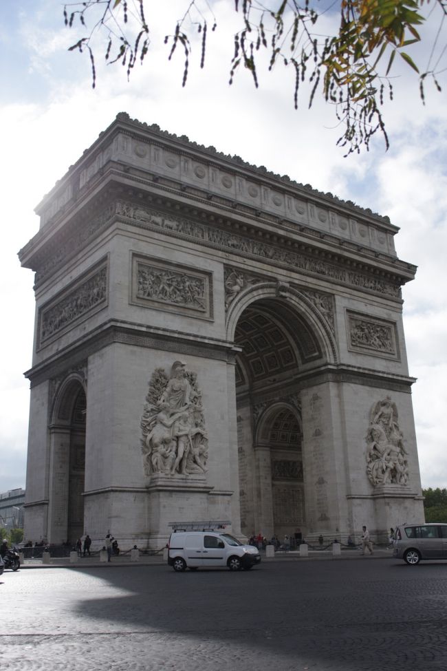 2010年9月24日(金)<br /><br /><br />今日は丸1日パリで過ごすことができます。<br /><br />お天気に恵まれて良かった〜☆<br /><br /><br /><br />今回、メインの旅行はモロッコだったのでパリのことは研究不足。<br /><br />しかも、初めてのパリ！<br /><br /><br />有名どころを時間と体力勝負で回ってきました。