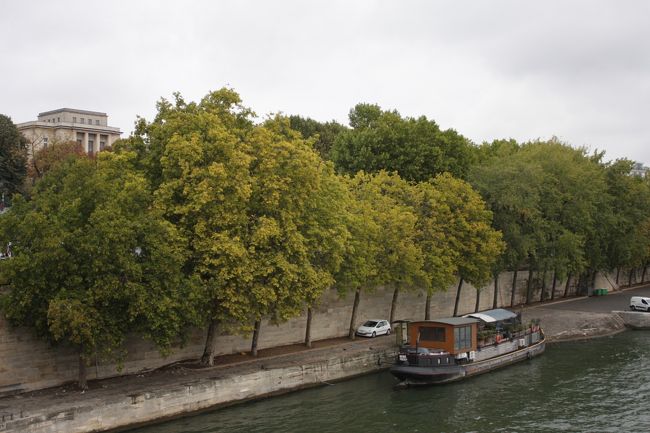 パリといえば、もちろんエッフェル塔☆<br /><br />午前中はトロカデロ庭園側は逆光だったので<br /><br />セーヌ川を渡って、反対側からエッフェル塔を眺めてみよっと。<br /><br /><br />イエナ橋から川岸を覗くと、ちょっぴり紅葉。<br /><br />9月のパリでは、秋の訪れを感じます。