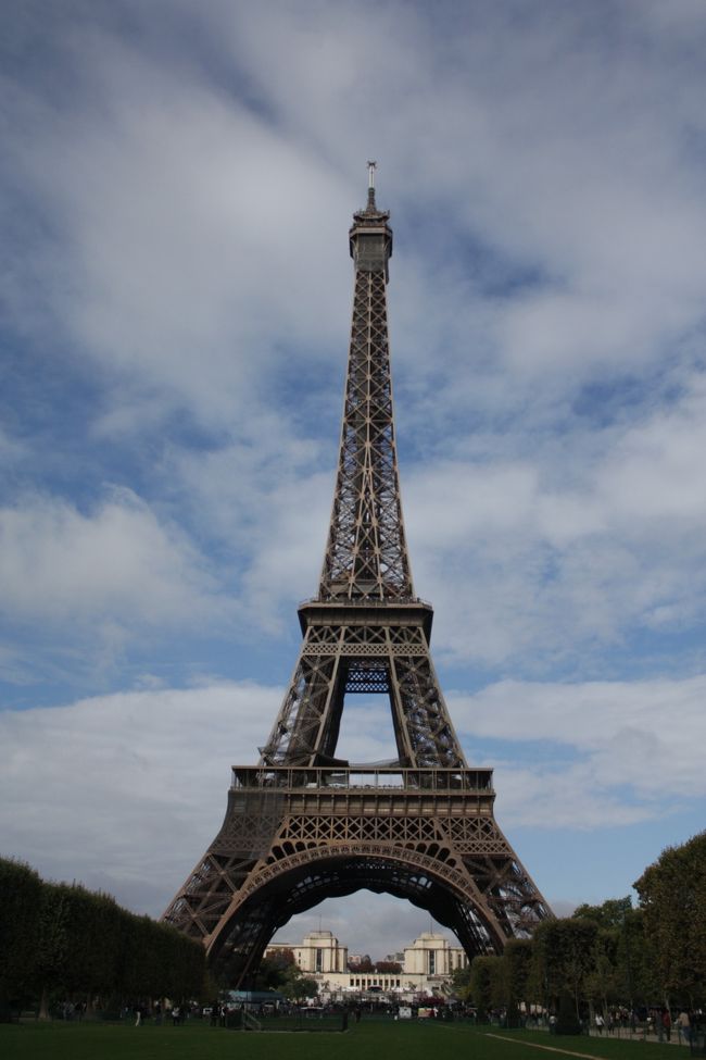 　<br />　<br /><br />シャン・ド・マルス公園から。<br /><br /><br />青い空。<br /><br />白い雲。<br /><br />緑の芝生。<br /><br /><br /><br />エッフェル塔。<br /><br /><br /><br /><br />言うことありません。<br /><br />