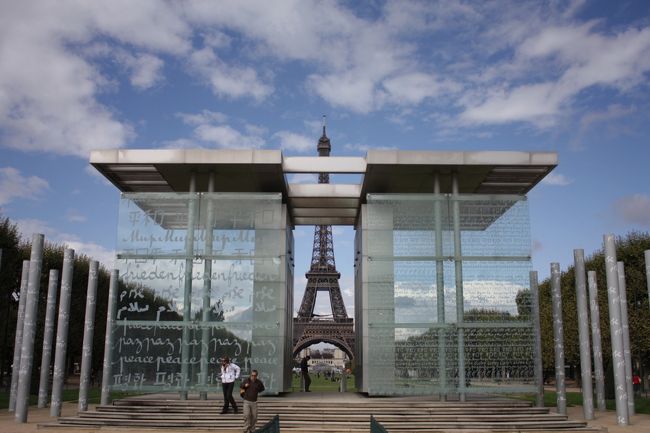 「平和の壁」越しにも1枚。<br /><br /><br />どこから撮っても絵になるエッフェル塔。<br /><br />この旅行中、何度撮ったことやら。。