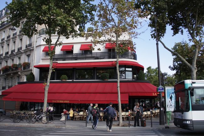 街角には赤いカフェ。<br /><br />これぞパリです♪<br /><br /><br /><br />実はこの時、旦那はパリ名物(？)、歩道にある公衆トイレに入っていました。<br /><br />このトイレ、意外に使っているパリっ子をよく見かけました。<br /><br />水は外に出て扉が閉まると流れる仕組みです。<br /><br />全自動すぎてドキドキしてしまいました。<br /><br />