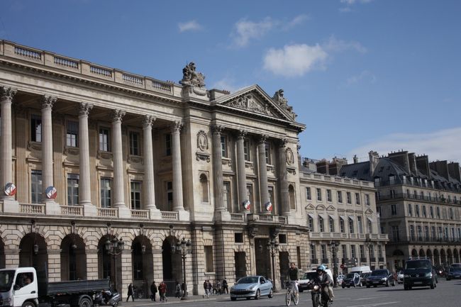 　<br />パリ市内にはメトロがくまなく走っていて、街歩きにはとっても便利。<br /><br />私たちはカルネ(Camet)という10枚つづりの回数券を買いました。<br /><br />旅行中は限られた時間でたくさんの観光地を回るので、切符を買う手間や時間が省けるのは嬉しい限り。<br /><br />パリ市内なら均一料金なので、私たちは2人で10枚使いました。<br /><br />外国で切符を買うのは面倒だし、1枚づつ買うよりちょっぴりお得です♪<br /><br />