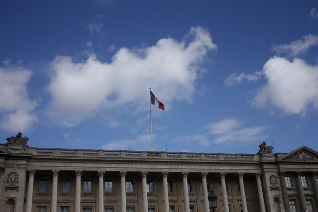 　<br />　<br />この日のパリは、<br /><br />晴れたり曇ったり、<br /><br />急に激しい雨が降ったりと大忙しでした。<br /><br /><br /><br /><br />