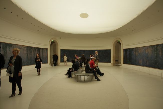 こんな楕円形の部屋が2つあります。<br /><br />どちらも、モネの「睡蓮」を飾るために作られた部屋です。<br /><br /><br />自然の柔らかい光が室内を照らします。<br /><br />