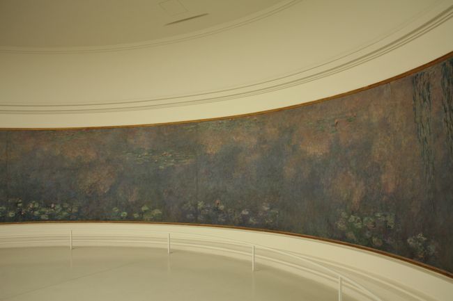 　<br />横から見ると、絵画自体が湾曲しているのがよく分かります。<br /><br /><br />モネの絵のみに囲まれた空間。<br /><br />時間がゆっくりと流れている気がしました。