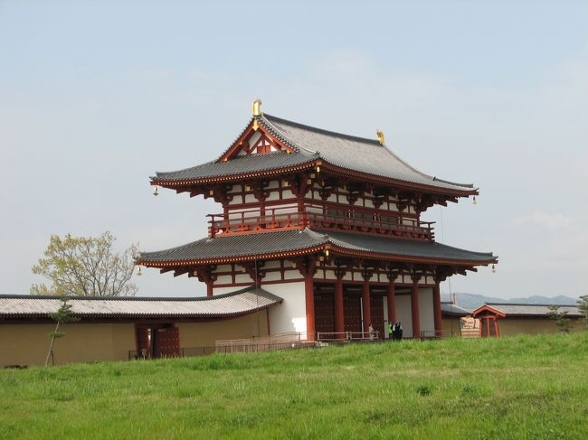 平城遷都１３００年祭の1週間前に春の平城宮跡を散策しました。<br />朱雀門