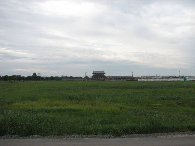 大極殿からはるか遠くに朱雀門を望みます。