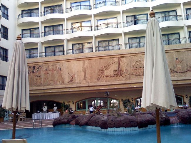 5:30起床→6:30ジョセルホテルで朝食。<br /><br />ジョセルホテルは、中級ホテルで今までのホテルとは雰囲気が違う〜。<br />宿泊客は、中国人が多いから朝食でおかゆが出ました。<br /><br />そして。。中国人はカバンとか平気で持っていっちゃうので、<br />席に置きっぱなしにしないように特に注意してください！！<br />と添乗員さんに言われました（笑）<br />あと、次の人のことを考えず、朝食全部食べちゃうので、<br />中国人より先にご飯を食べに行ったほうがいいです(ﾉ´∀｀*)