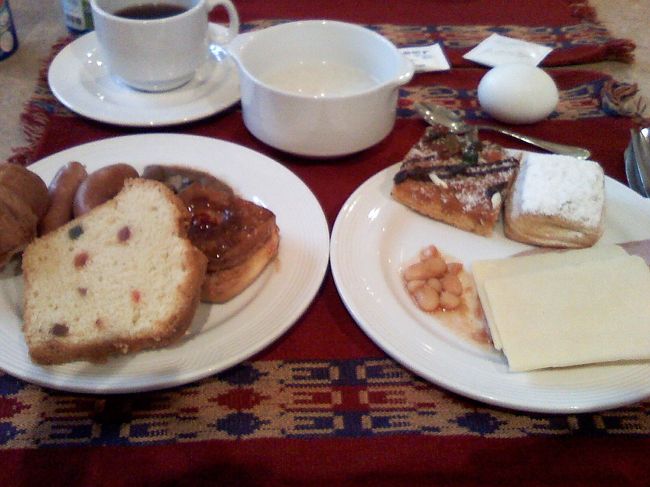 今までのホテルより種類が少なかった〜。。<br />でもやっぱりパンは美味しいです☆<br />他に食べるのがないから、毎朝パン祭り〜〜。<br /><br />真ん中のはおかゆ♪<br />中国人の宿泊客が多いから、取り入れたらしいです。