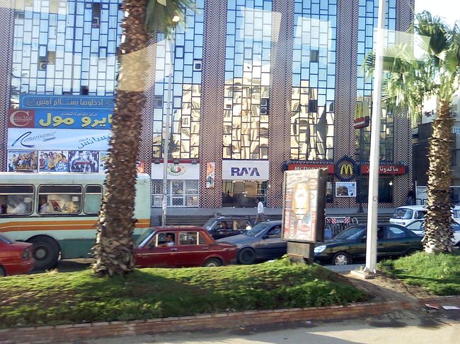 7:30、ホテル出発！<br /><br />カイロの街並みは、<br />ルクソール、アスワン、アブシンベルと比べてみても、<br />やっぱり都会です☆