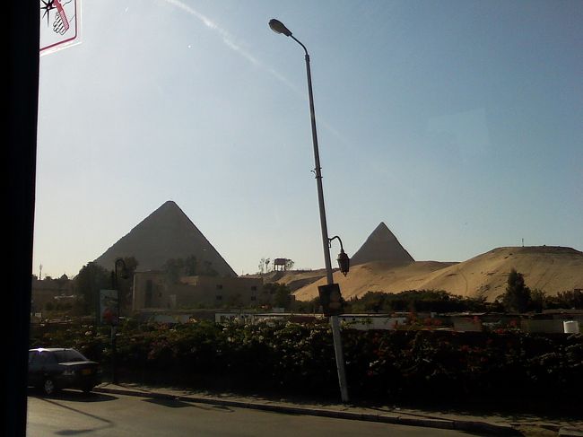 代車がきて、1時間遅れでギザ地区へ。<br /><br />ピラミッドは、砂漠の真ん中にあるイメージだけど、<br />普通に街中にあって、ビルの間から突然ピラミッドが出現したりします。