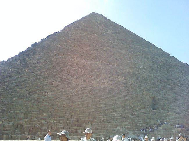 8:30、超有名なクフ王のピラミッドに着きました！<br />逆光＆大きすぎてカメラに入りきりません(ﾟДﾟ )ｱﾗﾔﾀﾞ!! <br /><br />ここが一番、観光客が多かったです=３