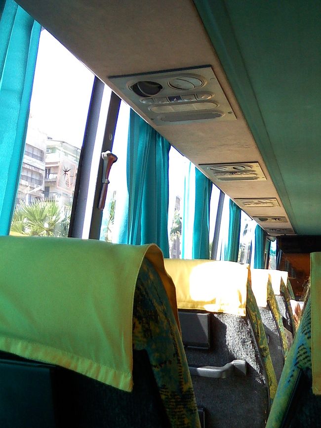 ･･･と、ここで突然バスが停車しました。<br />何事かと思うと、バスの故障らしく、道の真ん中で立ち往生。<br />クラクション鳴らされまくりです（笑）<br />結局、代車のバスが来るまで1時間バスの中で待機。<br /><br />今回、エジプトで学んだ<br />「インシャアッラー（神様の思し召し、神のみぞ知る）」。<br />この魔法のような言葉を口にすれば、イライラしないで済むから楽です（笑）<br /><br />代車を頼むときに、現地ガイドさんは、日本人と会社に挟まれて<br />交渉が大変だった！と言ってました。<br />真逆の考え方だからねぇ(*´ｪ｀*）