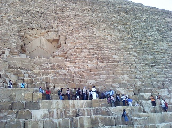 ピラミッド内部への入り口は、<br />盗掘用に開けられた場所をそのまま使っているそうです。