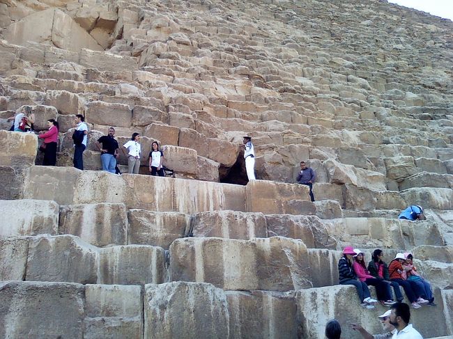 白い制服のおじさんが立ってるところが、その入り口。<br /><br />ここは物売りがしつこかった〜。。<br />マスクをしてると不気味がられて話しかけられないと、旅中で学び、<br />ここでもマスク＆サングラスという怪しい姿だったのに、<br />お構いなし。<br /><br />小さい子供がめっちゃしつこかったから、<br />バクシーシ代わりに飴をあげたけど、<br />貰い飽きてるらしく興味を示さず(￣∀￣)<br />それどころか、首から提げてるペンライトを要求！<br />断ると、カバンから提げてたキティちゃんの<br />そのポーチが欲しい！と引っ張られました。<br />目が肥えてて笑えましたよ〜。