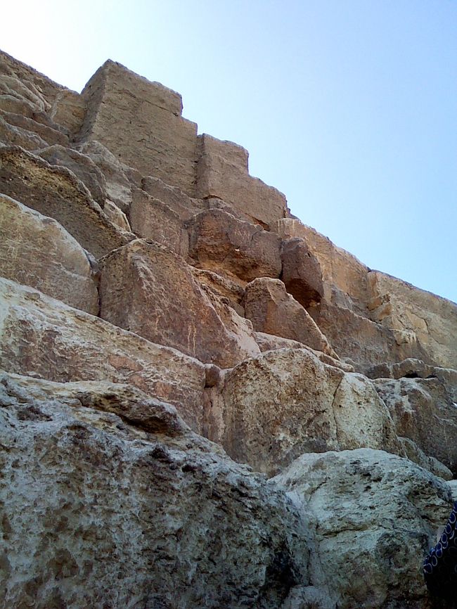 かつては化粧岩で覆われていたけど、<br />全部盗まれて、今ではごつごつした石がむき出しになっています。<br /><br />遠目からみたら、ツルツルにみえたのに★