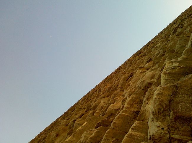 月とピラミッド。