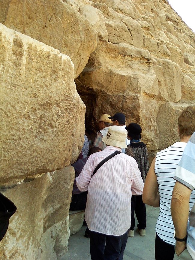 この入り口から入ります。<br />ここから写真撮影は禁止！カメラ、ビデオカメラは没収です。<br /><br />ピラミッド内部は、蒸し暑いし、<br />中腰姿勢で階段をずっと上っていくから、<br />体力に自身がない人はやめておいたほうがいいと思います。<br />あと閉所恐怖症のひとも・・。<br /><br />目的の玄室は、大きな石棺がポツンとあるだけ・・・<br />えっこれだけ！？<br />これを見るためにこんなに苦労して昇ってきたのねぇ、と思ってしまいました（笑）