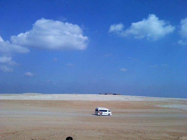 砂漠と車。