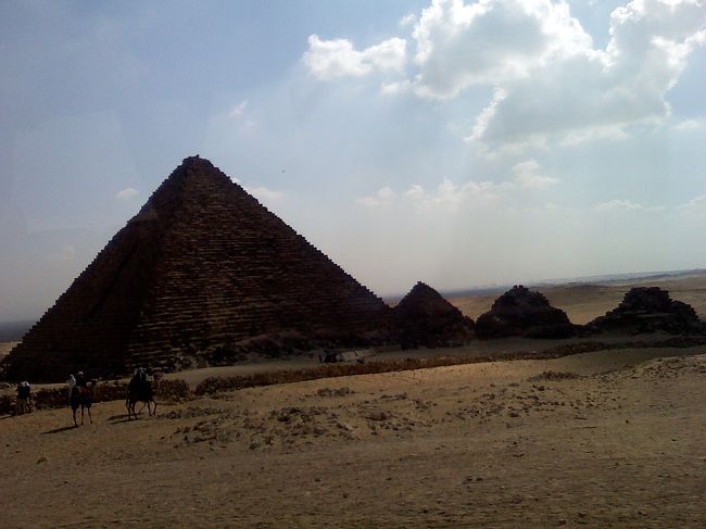 ピラミッドの横に、小さなピラミッドが3つ。