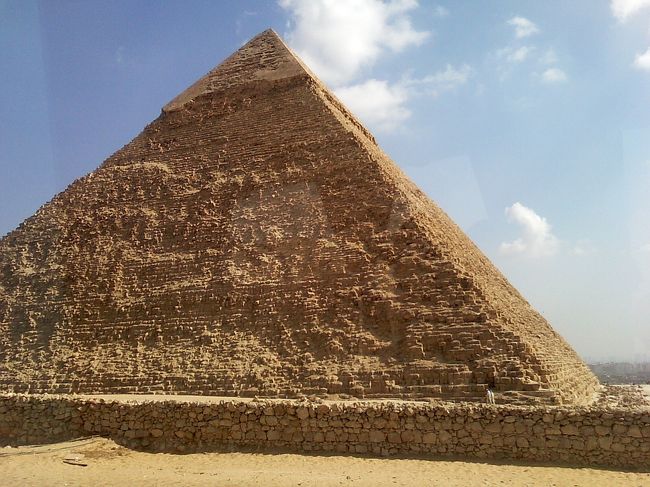 これは、カフラー王のピラミッド。<br /><br />てっぺんに表層石が残っているのが目印です。<br /><br />下車はしないで、車窓からみるだけ。