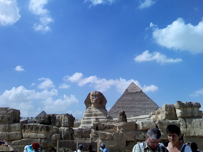 一番まともなショットです。。<br /><br />ピラミッドを背景に、スフィンクス♪♪