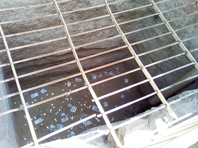 お賽銭入れがありました。