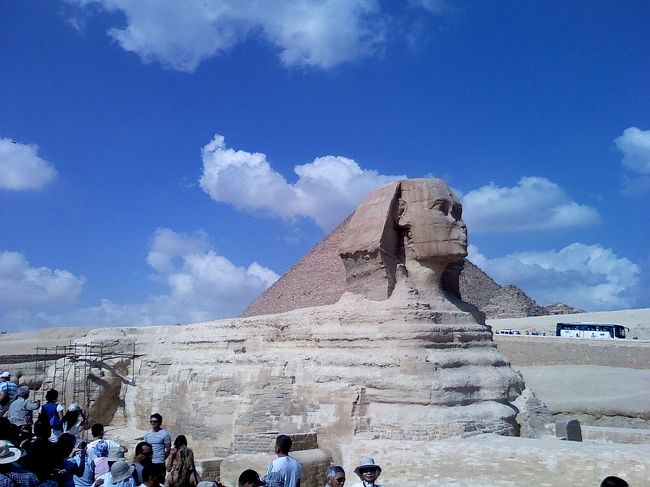 人ごみを掻き分け、なんとか撮ったショット(ノ´д)ノ<br /><br /><br />アラブ人侵入後、鼻が削られ、<br />イギリスにひげをとられたこの顔。<br /><br />見れば見るほど面白い顔でした（笑）