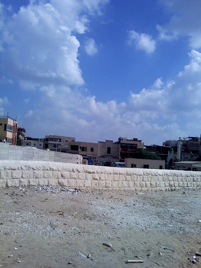 そして昔、トリビアの泉でもやってたけど、<br /><br />スフィンクスが見つめてる先には・・<br />「ピザハット」がありました！！<br />ケータイカメラなので、見えないけど。。<br /><br />ピザハットの3階席に座ると、スフィンクスと目が合うらしい(･∀･)b 