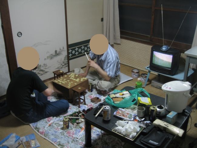 彼は小倉駅前に住んでいた。<br /><br />彼の名は、仮に「棋士（キシ）さん」と、しよう。<br />将棋がめっぽう強いのだ。<br />オッチャンも将棋の腕は自慢で、さっそく一ふたりは対局を始めた。<br /><br />結果はまぁ・・・書かぬが花か。<br />棋士さんは以前、大阪の、通天閣の、専門棋士がタムロする界隈に住んでいたのだ。