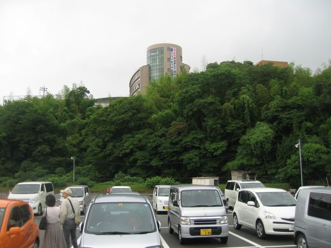 夜中に俄か雨が降ったようだけれども朝にはあがり、翌朝は清清しい空気に満ちていた。<br />さほど気温も上がらず、かといって寒くもない、気候の良い一日だった。<br />午後の２時に太宰に住む先生の家を訪問することになっていたマダムと、わたしたちは大宰府天満宮を観光した。<br />そう、その　「太宰の先生」　に用があって、そのために九州まで来たのだ。<br />マダムは　「あと何時間で先生に会える」　と、念願叶って上機嫌だった。<br /><br />それはそうと、時間まで観光を楽しもうじゃないか・・・<br />当然だね。<br />ここまで来て観光もせずには帰れまい。