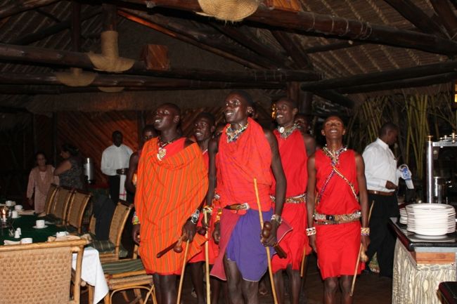 マサイの踊りも始まった。<br /><br /><br />私は少しだけ食し、夫はビールを堪能。いいなぁ。<br /><br />