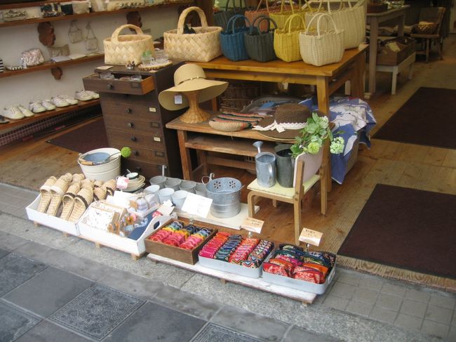 土産物というよりも、ふつうの雑貨屋だと思えばなかなか楽しいものだった。