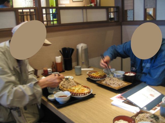 名前が筑紫野というだけで、中は「ありきたりー」な、蕎麦屋だった。<br />とはいえ不満もない。<br />これで充分、文句を言ったらバチがあたるくらいというものだった。<br /><br />それぞれメニューを見たけれど、誰かが「ランチのセット」みたいのを注文したら、皆が同じ品を注文した。<br />あれこれ工夫をするだけ面倒だという感じであった。<br />そのぶん会話が弾んだ。<br />